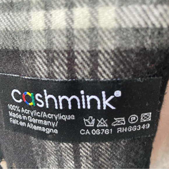 Cashmink scarf with fur tassels - Picture 4 of 9